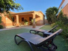 Casa con jardín privado y piscina compartida